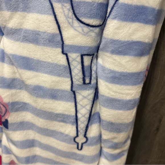 New Netflix Emily In Paris Soft Plush 50" x 70" Roses Throw Blanket Tag & Hanger - Picture 8 of 8